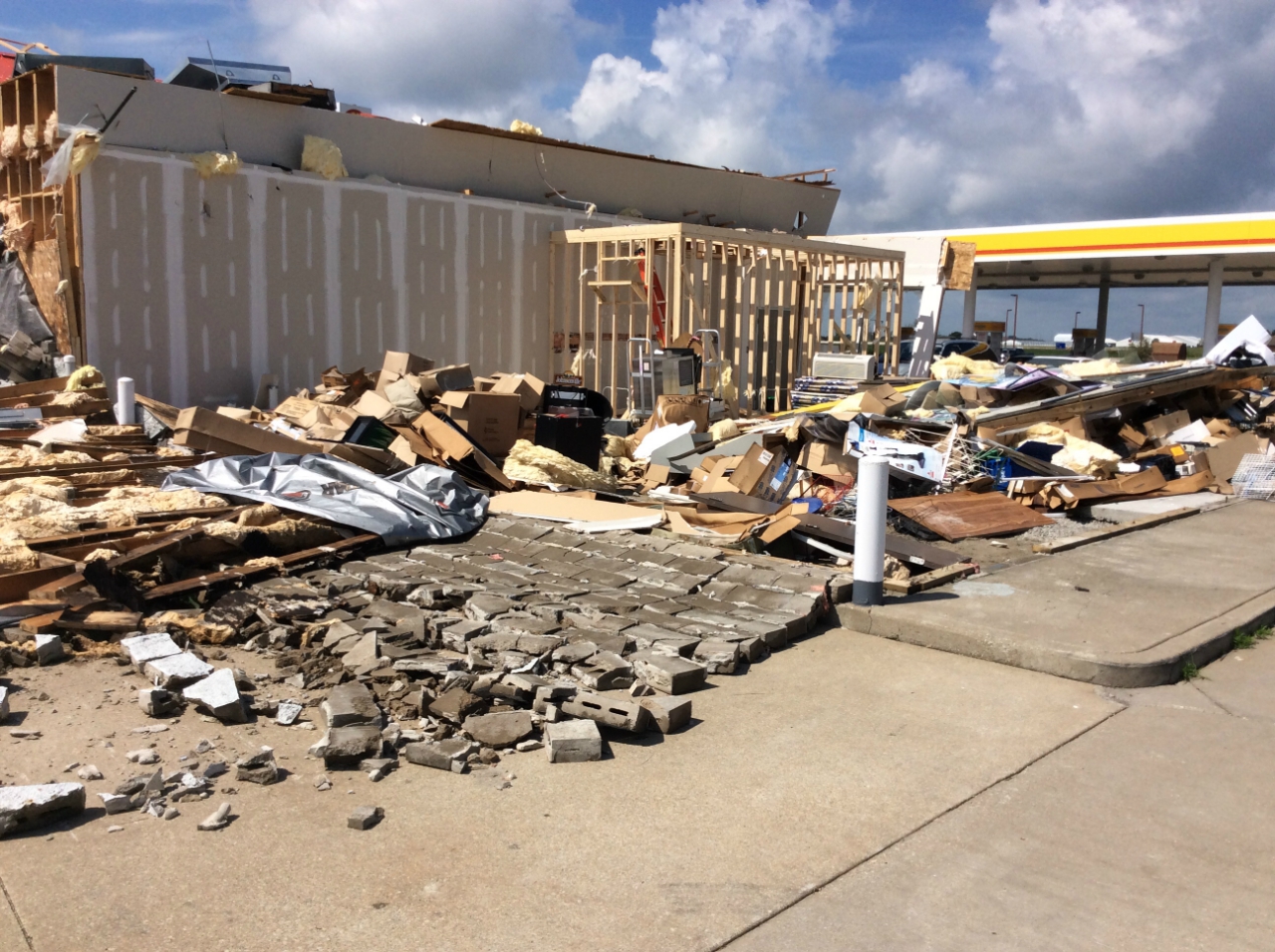 Collapsed wall on building 1 mile WSW of Pontiac